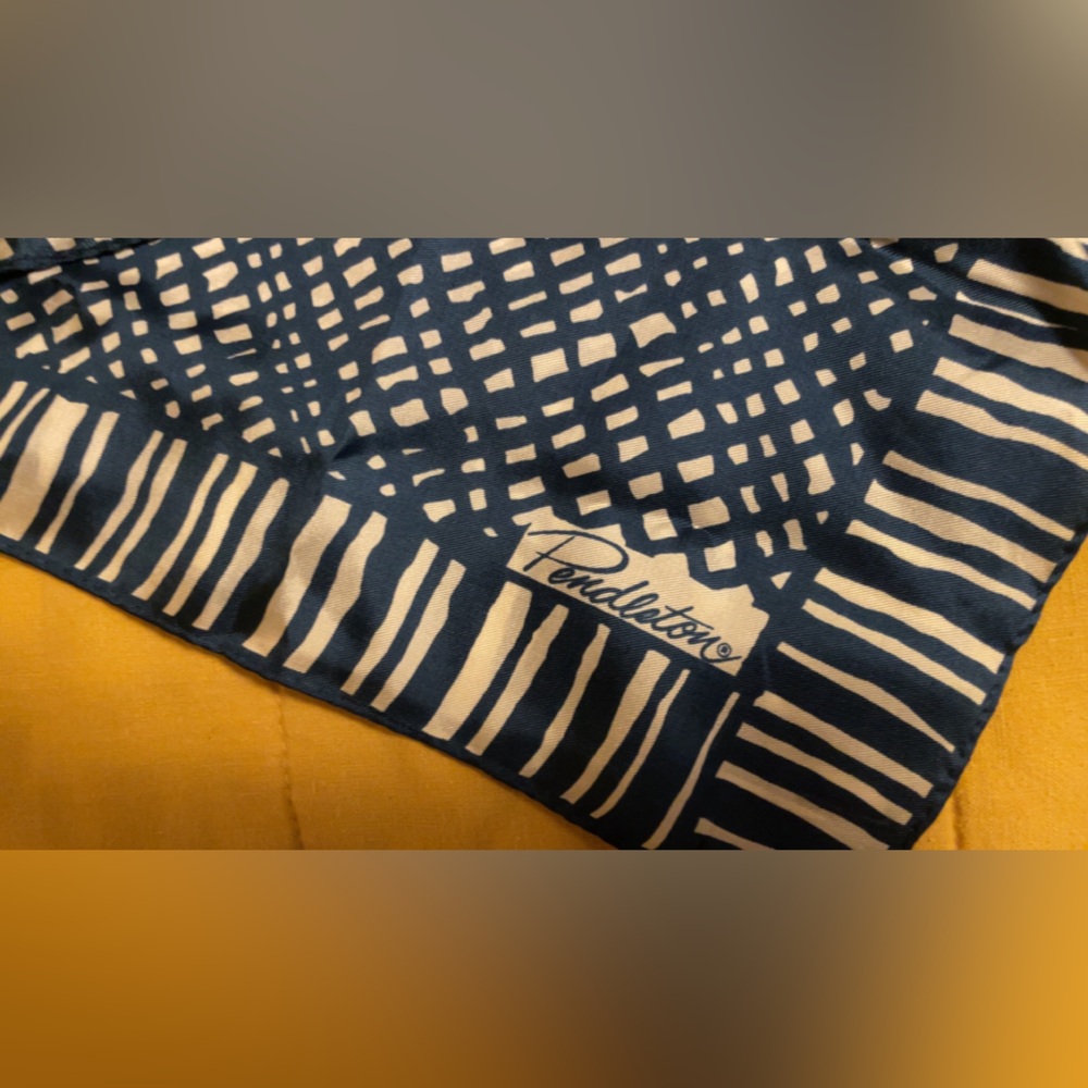 Pendleton Scarf - Picture 2 of 3
